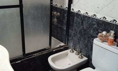 VENTA CASA 4 AMBIENTES + DEPTO EN BERAZATEGUI