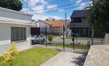 VENTA CASA 3AMBIENTES DON BOSCO COCHERA TERRAZA