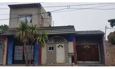 CHALET CON DOS LOCALES Y DEPARTAMENTO