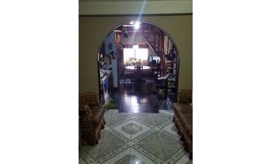 CHALET CON DOS LOCALES Y DEPARTAMENTO