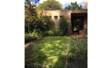 Arguello casa con pileta y gran salón de usos múltiples - Zona Norte