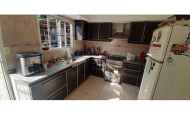 EXCELENTE CHALET A 200 MTS AV. BRANDSEN EN VENTA. PROXIMO A. OESTE