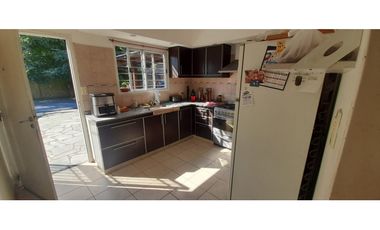 EXCELENTE CHALET A 200 MTS AV. BRANDSEN EN VENTA. PROXIMO A. OESTE