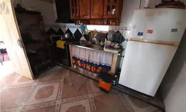 CASA INDIVISA CON LOCAL EN VENTA. VILLA UDAONDO