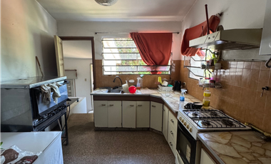 Casa en Venta de Tres Dorm. + Local Sobre Av San Martín - Río Ceballos