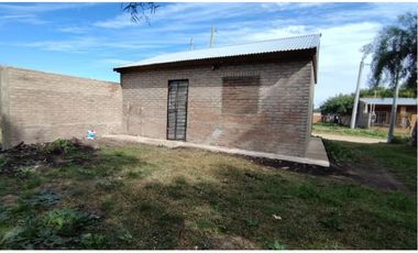 Alquiler casa un dormitorio. Amplio terreno.