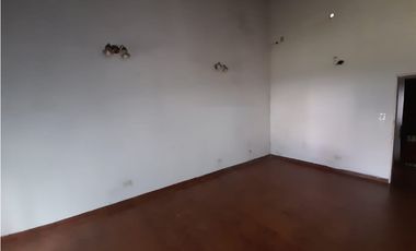 EXCELENTE CHALET SOBRE AMPLIO LOTE