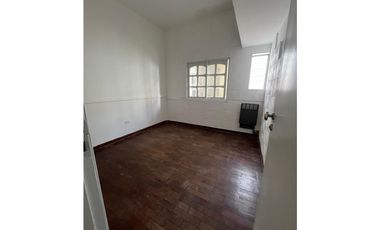 IMPECABLE CASA en PH EN ALQUILER CASTELAR SUR. TODOS LOS SERVICIOS