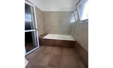 IMPECABLE CASA en PH EN ALQUILER CASTELAR SUR. TODOS LOS SERVICIOS