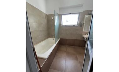 IMPECABLE CASA en PH EN ALQUILER CASTELAR SUR. TODOS LOS SERVICIOS