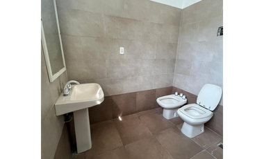 IMPECABLE CASA en PH EN ALQUILER CASTELAR SUR. TODOS LOS SERVICIOS