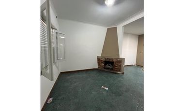 IMPECABLE CASA en PH EN ALQUILER CASTELAR SUR. TODOS LOS SERVICIOS