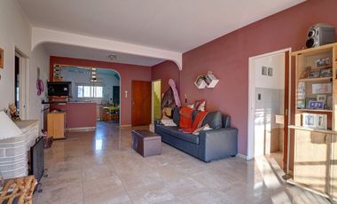 CASA 4 AMBIENTES EN VENTA SANTOS LUGARES TERRAZA