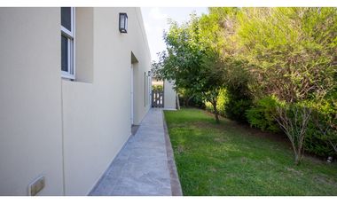 Casa en Venta en Los Juncos, Luján