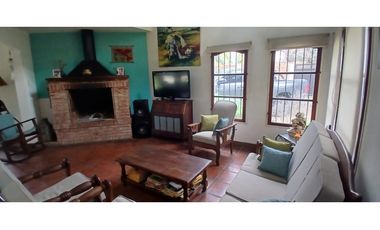 CASA 4 AMBIENTES CON PISCINA