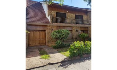 Venta casa con galpón. Zona céntrica. Luján