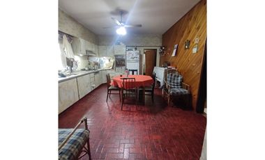 Venta casa con galpón. Zona céntrica. Luján