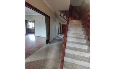 Venta casa con galpón. Zona céntrica. Luján