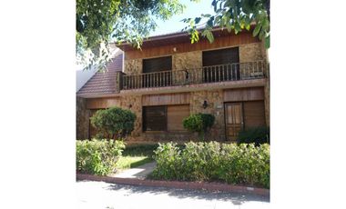 Venta casa con galpón. Zona céntrica. Luján