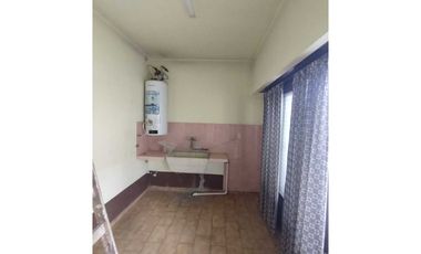 Venta casa con galpón. Zona céntrica. Luján