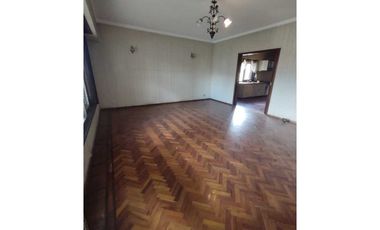 Venta casa con galpón. Zona céntrica. Luján