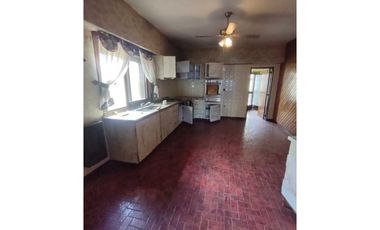 Venta casa con galpón. Zona céntrica. Luján