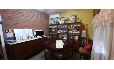 EXCELENTE CASA AMERICANA A METROS CALLE BARCALA. EN VENTA