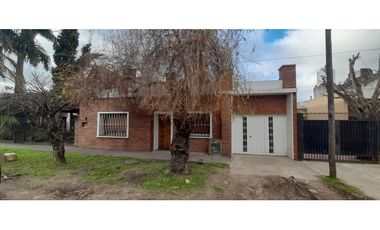 EXCELENTE CASA AMERICANA A METROS CALLE BARCALA. EN VENTA