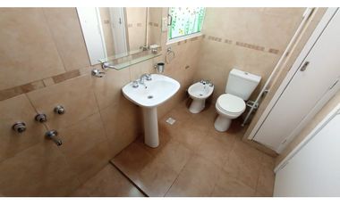 SEMIPISO 2 DORMITORIOS + ESCRITORIO - BALCON - 2 BAÑOS - AV. COLON 322