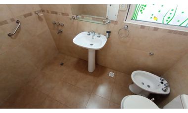 SEMIPISO 2 DORMITORIOS + ESCRITORIO - BALCON - 2 BAÑOS - AV. COLON 322