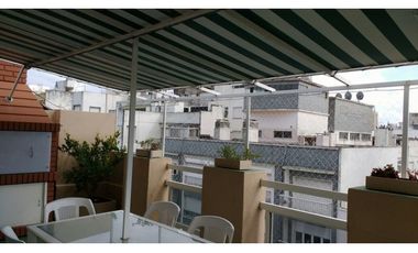 Departamento 4 ambientes tipo penthouse con terraza y parrilla