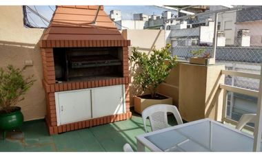Departamento 4 ambientes tipo penthouse con terraza y parrilla