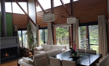 Casa con 4 ambientes vista al golf c/ pileta Sierra de los Padres