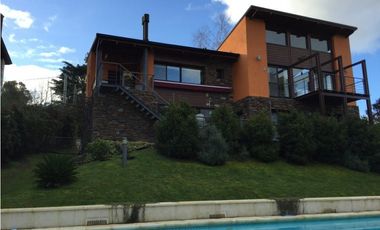 Casa con 4 ambientes vista al golf c/ pileta Sierra de los Padres