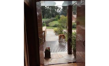 Casa con 4 ambientes vista al golf c/ pileta Sierra de los Padres