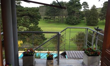 Casa con 4 ambientes vista al golf c/ pileta Sierra de los Padres