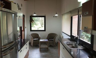 Casa con 4 ambientes vista al golf c/ pileta Sierra de los Padres