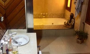 Casa en barrio Los Troncos