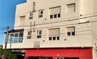 Exclusiva esquina comercial y 6 departamentos en block