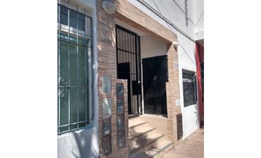 Exclusiva esquina comercial y 6 departamentos en block