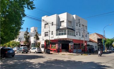 Exclusiva esquina comercial y 6 departamentos en block