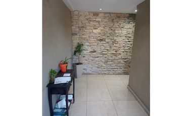 EXCELENTE MONOAMBIENTE en ALQUILER. MORON. A 300 MTS. FFCC SARMIENTO