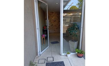 EXCELENTE MONOAMBIENTE en ALQUILER. MORON. A 300 MTS. FFCC SARMIENTO