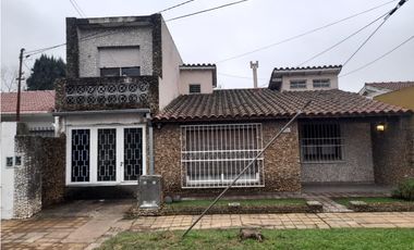CHALET DOS PLANTAS EN VENTA. BARRIO AERONAUTICO - ITUZAINGO