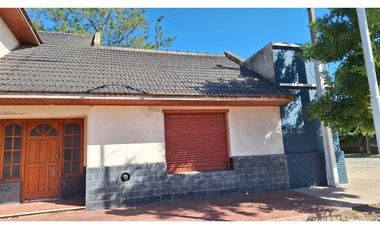CASA CON LOCAL 