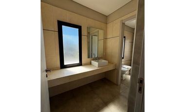 Excelente casa en alquiler en Barrio Privado Weston, Moreno