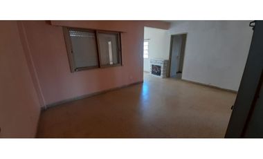 AMPLIO DEPARTAMENTO EN PLANTA ALTA EN VENTA. Ituzaingó Norte