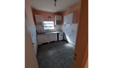 AMPLIO DEPARTAMENTO EN PLANTA ALTA EN VENTA. Ituzaingó Norte