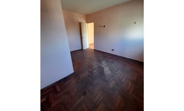AMPLIO DEPARTAMENTO EN PLANTA ALTA EN VENTA. Ituzaingó Norte
