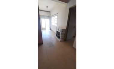 AMPLIO DEPARTAMENTO EN PLANTA ALTA EN VENTA. Ituzaingó Norte